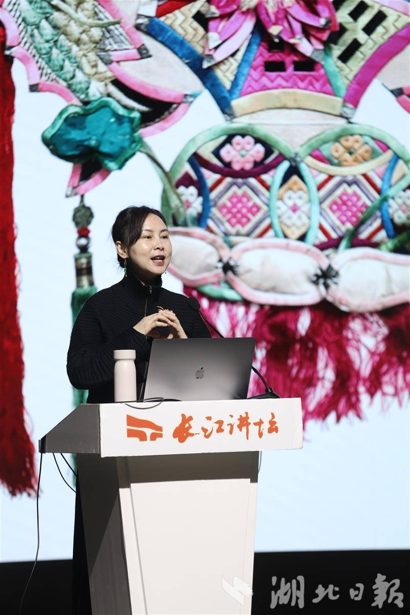 郭丽为读者展示传统缠花作品